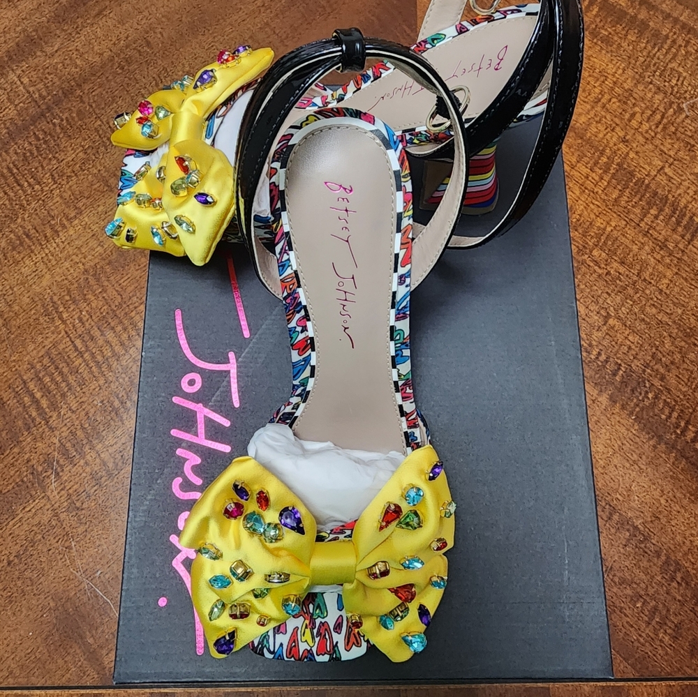 Betsey Johnson EUC sz 8 Loise Multi Color Heels with Bow